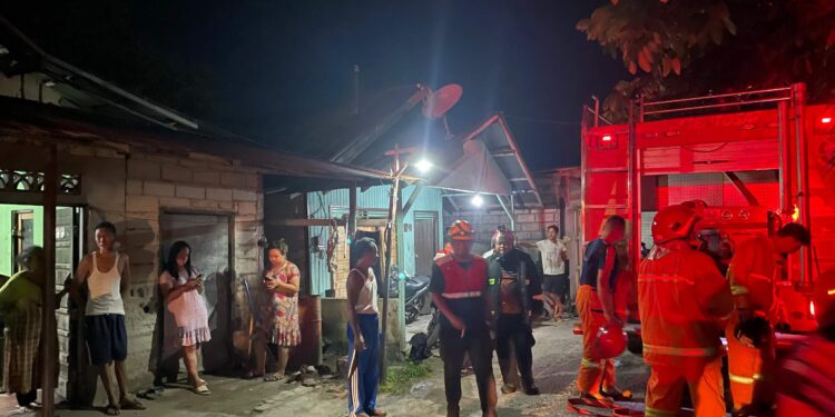 FOTO: IST/MATAKALTENG- Nampak petugas pemadam sedang memadamkan api yang melahap sebuah rumah di Kecamatan Baamang.