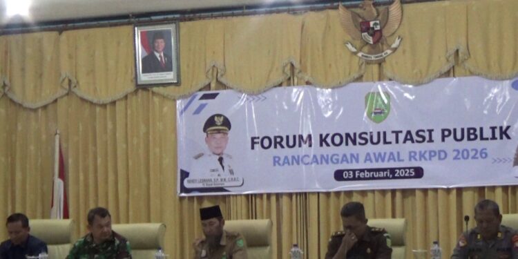 Foto : AKH/MATAKALTENG - Staf Ahli Bupati Bidang Kemasyarakatan dan Sumber Daya Manusia, Zul Khaidir saat membuka forum konsultasi publik.
