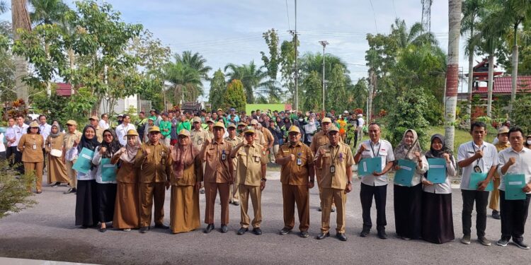 Foto: IST/MATA KALTENG - Penyerahan SK tenaga kontrak dan PPPK di lingkup Dinas Lingkungan Hidup Kabupaten Kotim, 3 Februari 2025.