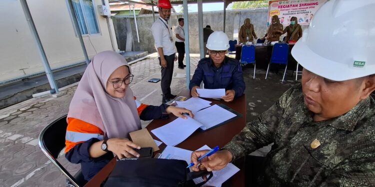 Foto: IST/MATA KALTENG - Anggota DPRD saat memantau bulan K3 di salah satu pelabuhan khusus di Kotim, 3 Februari 2025.