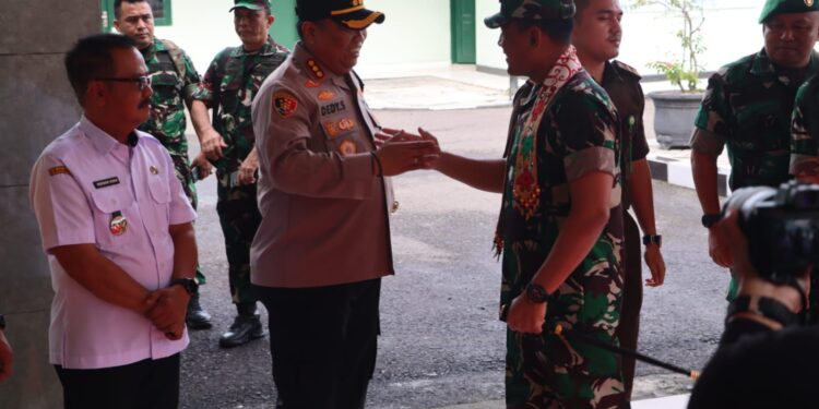 FOTO: MATAKALTENG - Kapolresta Palangka Raya, Kombes Pol Dedy Supriadi, pada saat menyambut Danrem 102/Pjg, Brigjen TNI Wimoko.