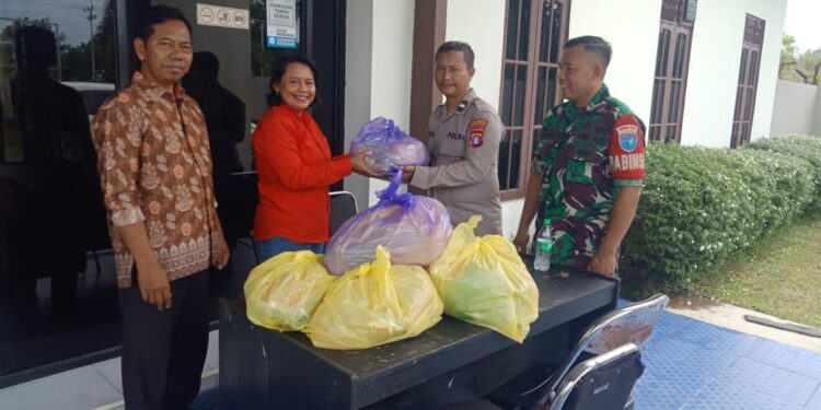 FOTO: MATAKALTENG - Personel Polsek Bukit Batu, pada saat menyalurkan bantuan sembako.