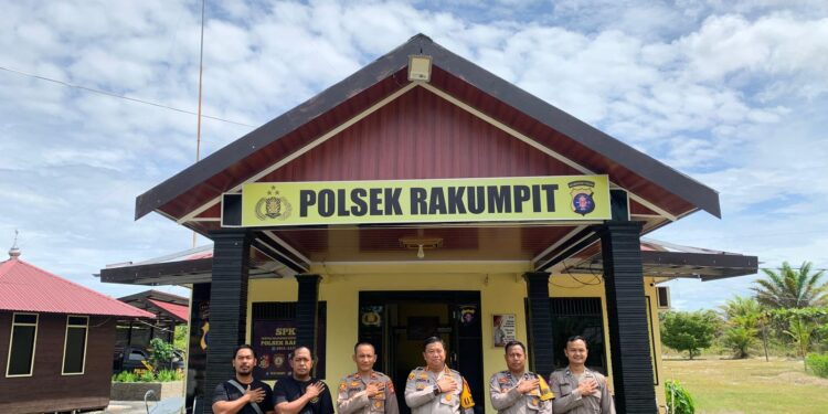 FOTO: MATAKALTENG - Kapolresta Palangka Raya, Kombes Pol Dedy Supriadi pada saat berfoto bersama jajaran personel Polsek Rakumpit.