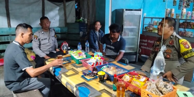 FOTO: MATAKALTENG - Personel Bukit Batu pada saat mengedukasi warga bahaya judi online.