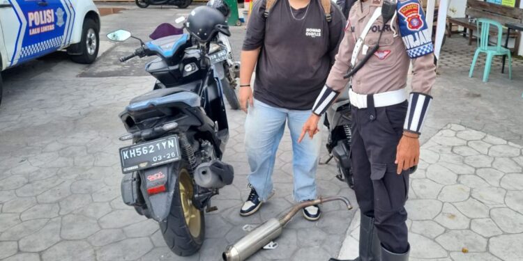 FOTO: MATAKALTENG - Personel Satlantas Polresta Palangka Raya, pada saat menertibkan pengguna knalpot brong.