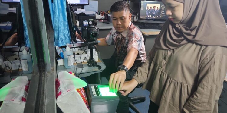 FOTO: MATAKALTENG - Personel Satlantas Polresta Palangka Raya, pada saat melayani warga memperpanjang SIM.