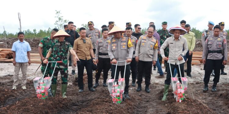 FOTO: MATAKALTENG - Kapolresta Palangka Raya, Kombes Pol Dedy Supriadi (tengah) pada saat melakukan penanaman jagung di Rakumpit.