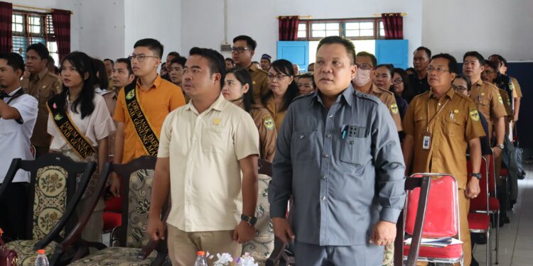 FOTO : DPRD GUMAS/MATA KALTENG - Anggota DPRD Kabupaten Gumas Hermanto (kiri) ketika bersama koleganya Darwinson Concon, menghadiri musrenbang RKPD tahun 2026 tingkat kecamatan, di aula kantor Kecamatan Kurun, Senin, 3 Februari 2025.