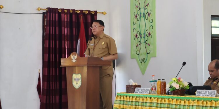 FOTO : DISKOMINFO SANTIK/MATA KALTENG - Sekda Gumas Richard didampingi Kepala Bapperida Yantrio Aulia, memberikan arahan pada musrenbang RKPD tahun 2026 tingkat kecamatan, di aula kantor Kecamatan Kurun, Senin, 3 Februari 2025.