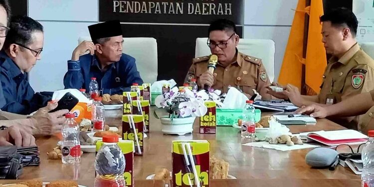 FOTO: IST/MATAKALTENG - Suasana Rapat Bersama di Ruang OPAD Bapenda Kalteng.