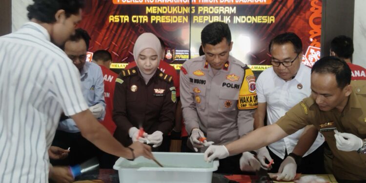 FOTO: AGUS/MATAKALTENG- Pemusnahan narkotika di Mapolres Kotim. Selasa, 4 Februari 2025.