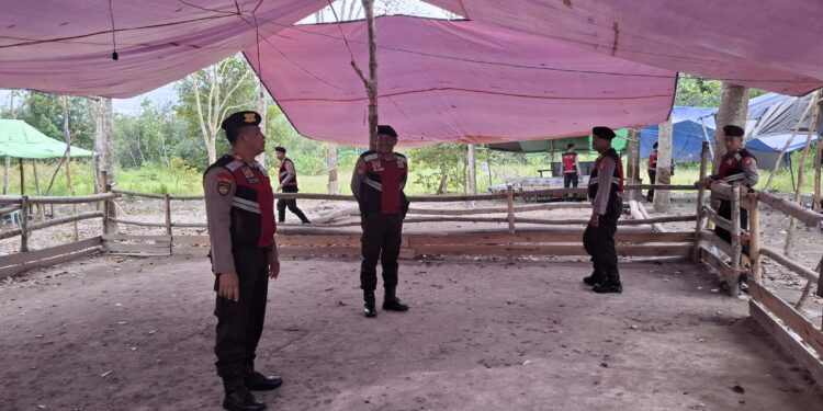 FOTO: IST/MATAKALTENG-Kasat Samapta, AKP Agung Budi Santoso saat melakukan patroli dilokasi Sabung ayam km 10 Sampit.
