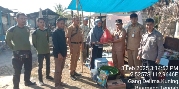 Foto: IST/MATA KALTENG - Penyerahan bantuan kepada korban kebakaran di Jalan Delima Kuning, Sampit, Kabupaten Kotim, 3 Februari 2025.