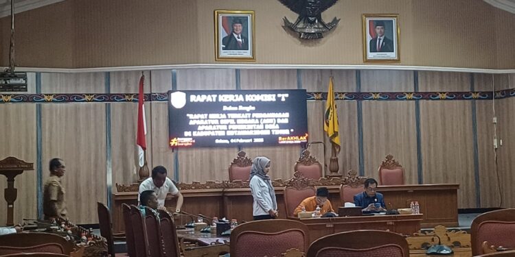 Foto: IST/MATA KALTENG - Rapat kerja Komisi 1 terkait pengawasan terhadap ASN dan aparatur desa, 4 Januari 2025.