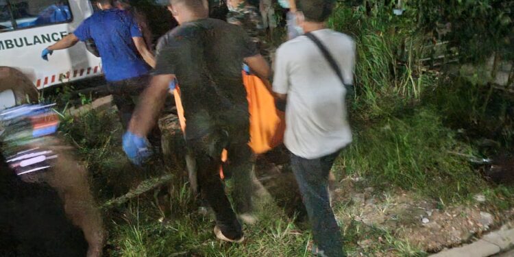 FOTO: IST/ MATAKALTENG- Proses evakuasi mayat Heriadi yang ditemukan di suatu perusahaan, Telawang.