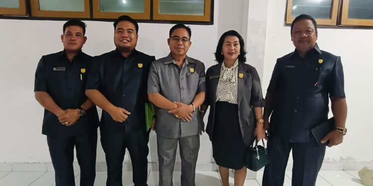 FOTO : DPRD GUMAS/MATA KALTENG - Ketua Komisi II DPRD Kabupaten Gumas Herbert Y Asin (tengah) bersama koleganya dalam suatu acara di kantor DPRD setempat, belum lama ini.