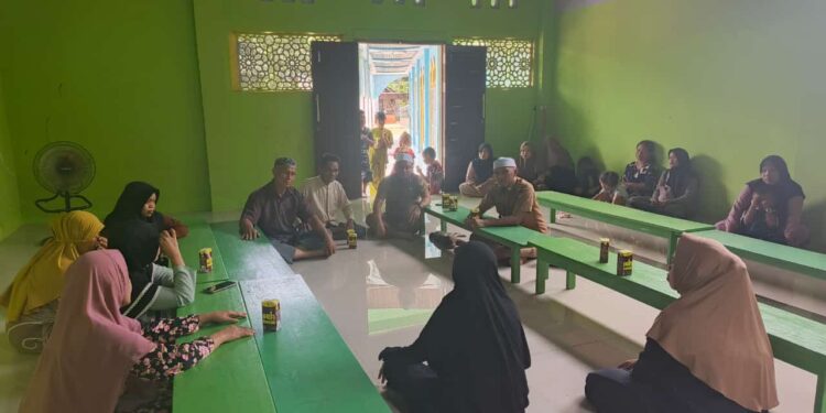 FOTO: IST/MATAKALTENG - Kades Patai Hendrik K, sedang melakukan sosialisasi peningkatan sistem belajar mengajar di Taman Pendidikan Al-Qur'an (TPA) di depannya. Selasa, 4 Februari 2025.