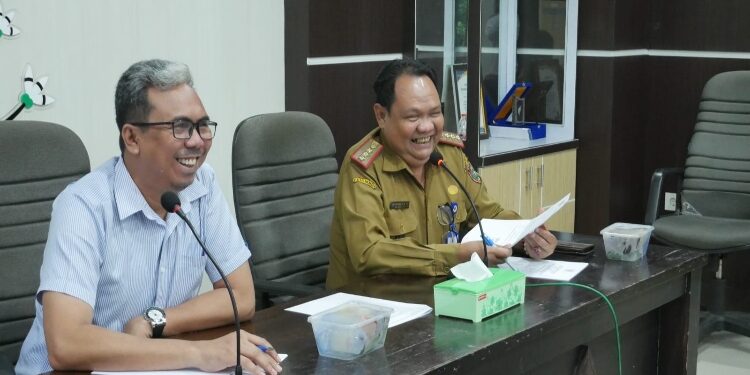 Noor Halim, Sekretaris DLH Provinsi Kalteng saat membuka Rapat.