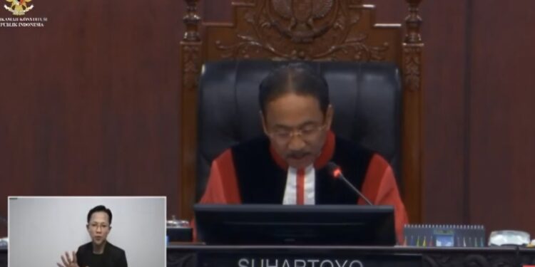 Foto:MATA KALTENG - Pembacaa putusan perkara gugatan hasil Pilkada Kotim oleh Hakim Ketua Suhartoyo.