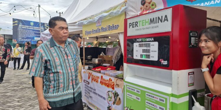 Foto: DIAN/MATA KALTENG - Asisten I Setda Kotawaringin Timur Rihel saat mengunjungi bazar UMKM yang diselenggarakan di halaman MPP Kotim.