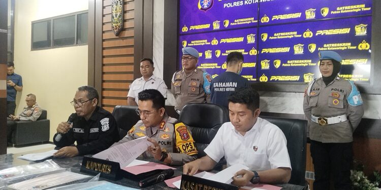 FOTO: AGUS/MATAKALTENG - Konferensi pers pengungkapan kasus Tipikor di Mapolres Kotim yang dipimpin langsung oleh Kapolres Kotim (tengah), Kasat Reskrim (baju putih) dan Kasi Humas. Rabu, 5 Februari 2025.