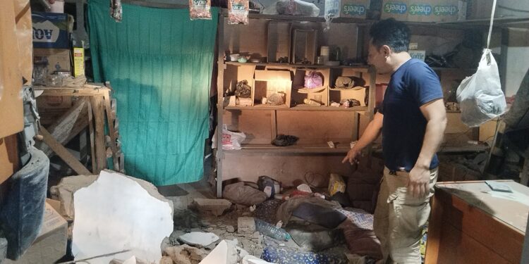FOTO: AGUS/MATAKALTENG- Slamet saat menujukan tempat tidur sewaktu pada saat kejadian truk menabrak rumah miliknya. Rabu, 5 Februari 2025.