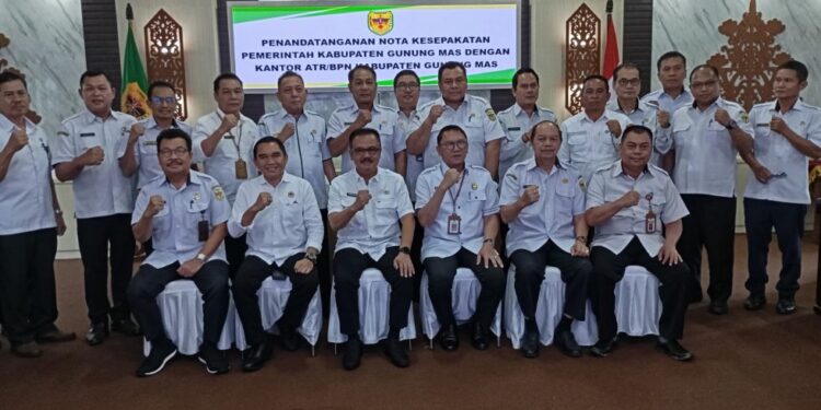FOTO : DISKOMINFO SANTIK/MATA KALTENG - Pj Bupati Gumas Herson B Aden, Sekda Richard, Plt Kepala BPN Ferdinan Adinoto, ketika berfoto bersama dengan kepala perangkat daerah, di ruang rapat lantai 1 kantor bupati, pekan lalu.