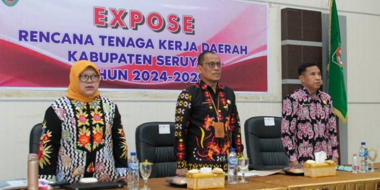 FOTO: PROKOM SERUYAN/MATA KALTENG - Pj Sekda Seruyan, Bahrun Abbas (tengah) saat menghadiri agenda expose RTKD Seruyan tahun 2024-2029 di Aula Bappedalitbang setempat, Kamis 6 Februari 2025.