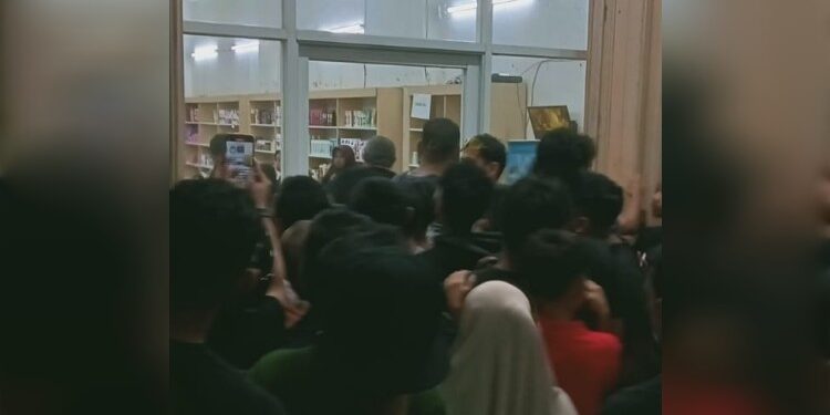 FOTO: IST/MATAKALTENG- Suasana kerumunan warga usai percobaan pemerkosaan salah satu karyawan toko kosmetik dj Kota Sampit. Rabu, 5 Februari 2025 malam.