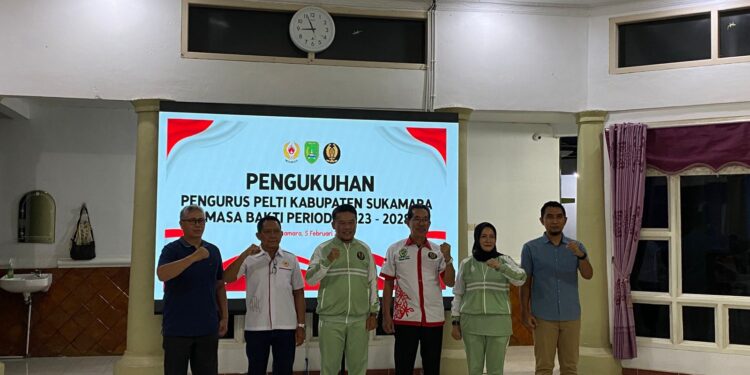 Foto : AKH/MATAKALTENG - Pj Bupati Sukamara Rendy Lesmana bersama pengurus Pelti Provinsi Kalteng dan Pengcab yang baru dikukuhkan.