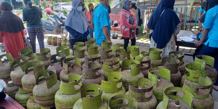 Foto:IST/MATA KALTENG - Antrian warga membeli gas elpiji bersubsidi di Kota Sampit.