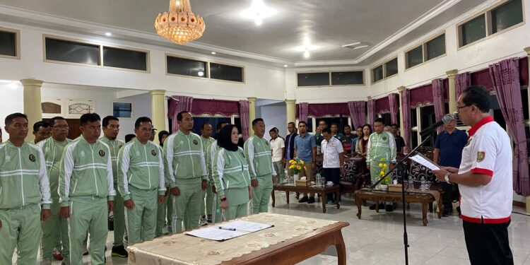 Foto : AKH/MATAKALTENG - Pengurus Pelti Kabupaten Sukamara saat dikukuhkan di Rumah Jabatan Bupati Sukamara.