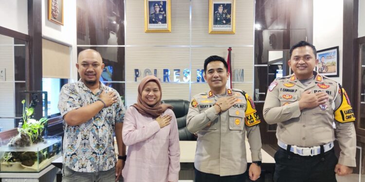 Foto: IST/MATA KALTENG - Pengurus PWI Kotim bersama Kapolres Kotim.