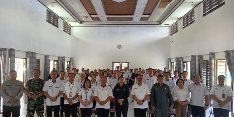 FOTO : DISKOMINFO SANTIK/MATA KALTENG - Pj Bupati Gumas Herson B Aden ketika berfoto bersama kepala perangkat daerah terkait, anggota DPRD dan Camat Sepang Sayusdi, pada musrenbang RKPD tahun 2026, di Kecamatan Sepang, Rabu, 5 Februari 2025.