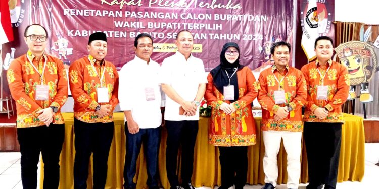 FOTO: MATAKALTENG - Foto Bersama Bupati dan Wakil Bupati Terpilih, H.Eddy Raya Samsuri dan Khrustianto Yudha (Tanto) Bersama Komisioner KPU Barsel.