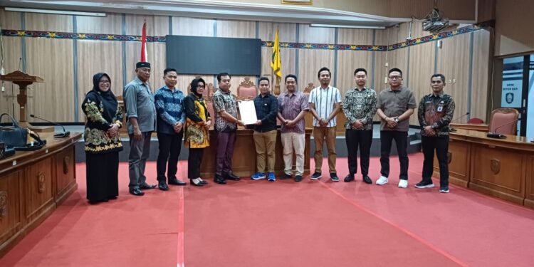 Foto: DIAN/MATA KALTENG - Penyerahan hasil pleno penetapan bupati dan wakil bupati Kotim terpilih dalam pilkada 2024 oleh KPU Kotim kepada DPRD Kotim, 7 Februari 2025.