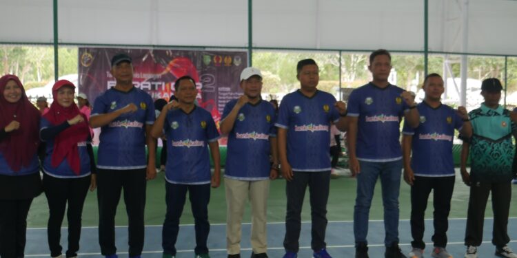 Foto : AKH/MATAKALTENG - Pj Bupati Sukamara Rendy Lesmana saat membuka turnamen tenis lapangan Bupati Cup II.