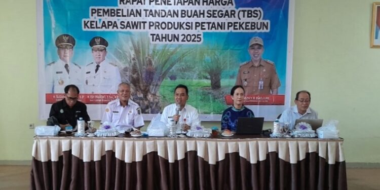 FOTO: IST/MATAKALTENG - Kadisbun Kalteng, H. Rizky R. Badjuri pimpin Rapat Penetapan Harga TBS.