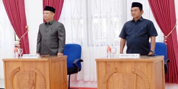 FOTO: TAUFIK/MATAKALTENG - H.Eddy Raya Samsuri,ST.,MM dan Khritianto Yudha,ST (Tanto) Saat Menghadiri Rapat Pengumuman Penetapan Bupati dan Wakil Bupati di Graha Paripurna DPRD Buntok, Barito Selatan. 