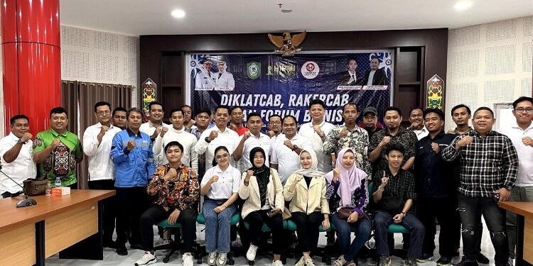 FOTO: IST/MATA KALTENG - Foto bersama usai giat pendidikan dan pelatihan, sekaligus rapat kerja cabang yang digelar HIMPI Kotim di Gedung Lantai III Mal Pelayanan Publik Habaring Hurung Sampit.
