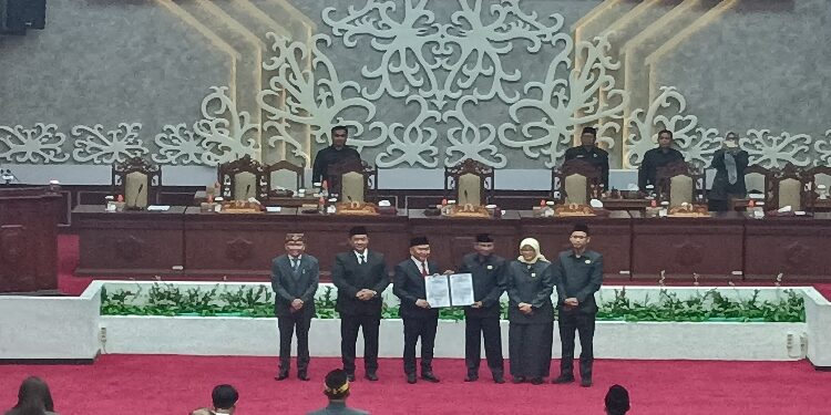 FOTO: OLIVIA/MATAKALTENG - Gubernur Sugianto Sabran menghadiri Rapat Paripurna Ke-3 Masa Persidangan II Tahun Sidang 2025 di Kompleks Gedung DPRD Provinsi Kalteng, Sabtu 8 Februari 2025 malam.