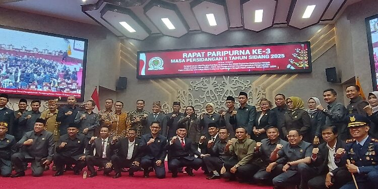 FOTO: OLIVIA/MATAKALTENG - DPRD Kalteng menggelar Rapat Paripurna Penetapan Gubernur dan Wagub Terpilih di Kompleks Gedung Dewan, Sabtu 8 Februari 2025 malam.