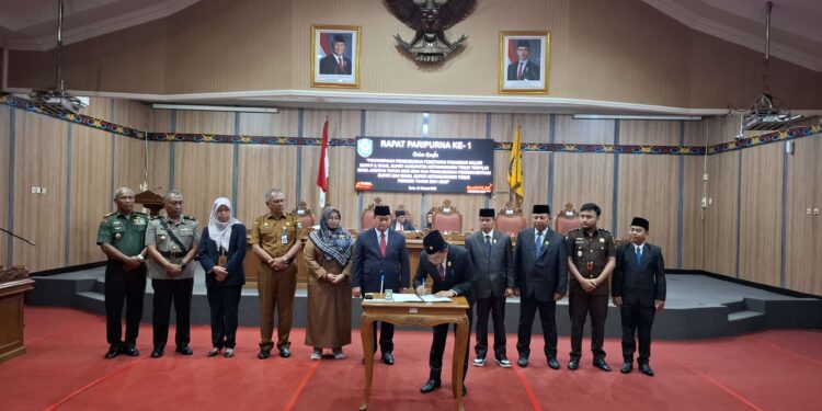 Foto: DIAN/MATA KALTENG - Penandatanganan pengumuman penetapan paslon bupati dan wakil bupati Kotim terpilih masa jabatan 2025-2030 dan pengumuman pemberhentian Bupati dan Wakil Bupati Kotim periode 2021-2025, 10 Februari 2025.