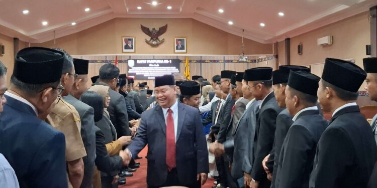 Foto:DIAN/MATA KALTENG - Bupati Kotim Halikinnor usai mendengarkan pembacaan surat keputusan penetapan bupati dan wakil bupati Kaltim terpilih dalam rapat paripurna DPRD Kotim, 10 Februari 2025.