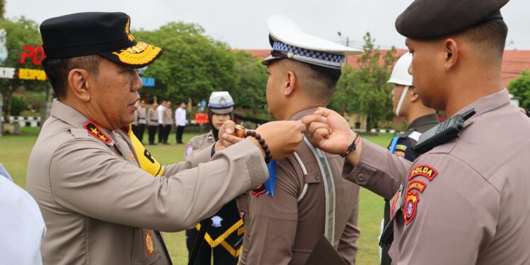 FOTO: MATAKALTENG - Kapolda Kalteng, Irjen Pol Djoko Poerwanto, pada saat memasangkan lencana kepada personel tanda dimulainya Operasi Keselamatan Telabang 2025.