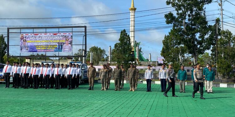 Foto : AKH/MATAKALTENG - Kapolres Sukamara AKBP Telly Alvin saat mengecek pasukan pada apel gelar pasukan operasi keselamatan telabang 2025.