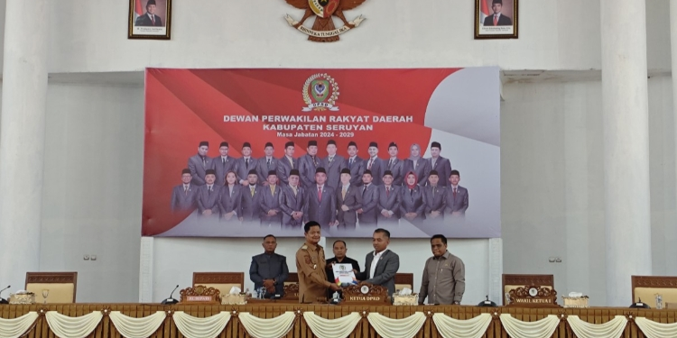 FOTO: ALDI/MATA KALTENG - Ketua DPRD Seruyan, Zuli Eko Prasetyo (dua dari kanan) saat menyerahkan dokumen hasil reses kepada Pj Bupati Seruyan, Djainuddin Noor (kiri) dalam rapat paripurna di Aula DPRD Seruyan, kemarin.
