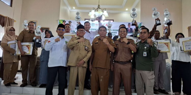 Foto: DIAN/MATA KALTENG - Penyerahan penghargaan sekolah adiwiyata di Kabupaten Kotim, Selasa 11 Februari 2025.