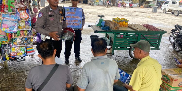 FOTO : SATLANTAS POLRES GUMAS/MATA KALTENG - Anggota Satlantas Polres Gumas melakukan sosialisasi dan imbauan tertib berlalu lintas kepada pengguna jalan, Selasa, 11 Februari 2025