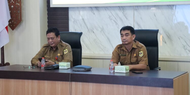 FOTO : DISKOMINFO SANTIK/MATA KALTENG - Staf Ahli Bupati Guanhin mengikuti rapat evaluasi inflasi melalui zoom meeting, di ruang rapat lantai 1 kantor bupati, Senin, 10 Februari 2025.